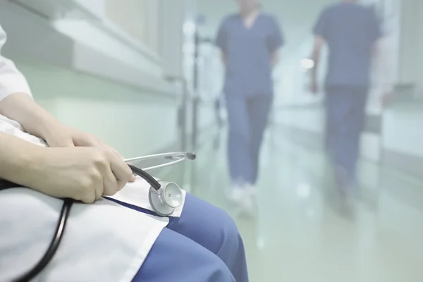 Médico sentado en el pasillo del hospital —  Fotos de Stock