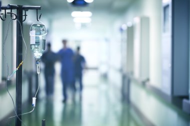 Doktor hastane koridorun acele grup