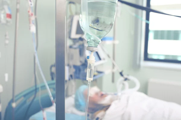 Pacientes gravemente enfermos em soro endovenoso na enfermaria — Fotografia de Stock