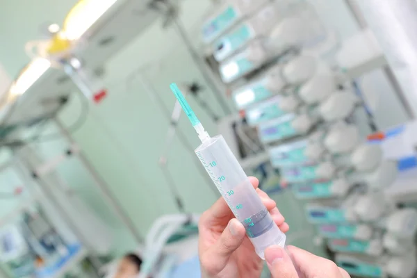 Doctor fills the syringe with medication — Stock Photo, Image