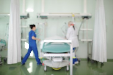 Yoğun bakım hasta yatağının kadın tıbbi işçi