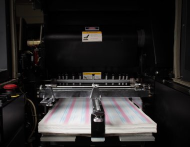 Tepsideki kağıt ile Matbaa baskı makinesi