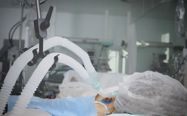 Paciente em ventilação mecânica em coma — Fotografia de Stock