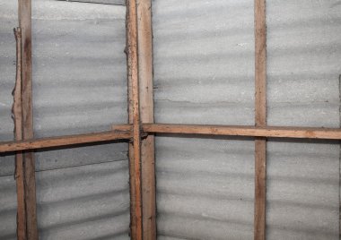 Eski bir evin çatısı altında