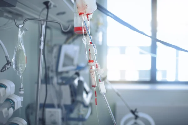 Transfusión de sangre en cuidados intensivos —  Fotos de Stock