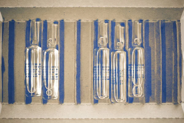 Ampoules Médicales Avec Solution Dans Emballage Carton Rétro — Photo