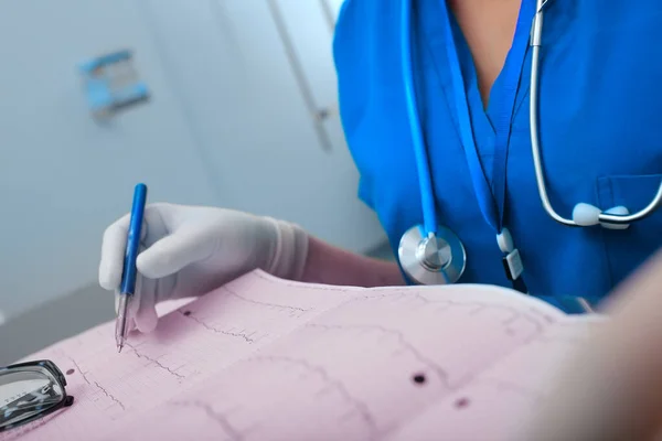 Médico Femenino Que Trabaja Con Resultados Del Examen Del Paciente — Foto de Stock