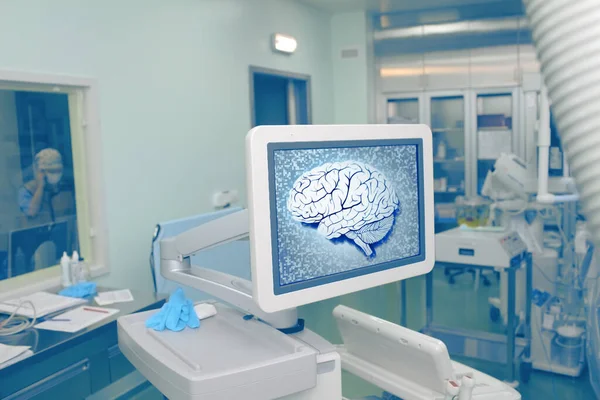 医院X光手术室电脑显示器上的脑部扫描图像 医生背景在观察窗的玻璃后面 — 图库照片