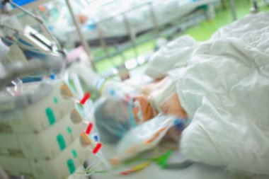 Yoğun bakım ünitesinde gözlem ve tedavi altında olan ciddi durumdaki hasta, sorunlu arka planda..