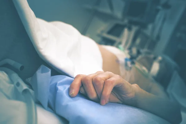 Älterer Patient Mit Katheterisierter Hand Auf Der Mechanischen Beatmung Auf — Stockfoto