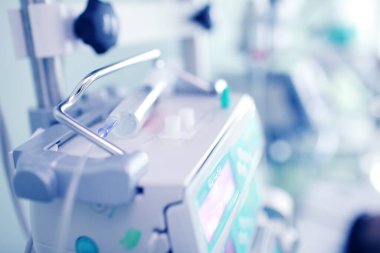 Elektronik tıbbi cihaz ve tam şırınga ile odaklanmış sağlık geçmişi.