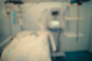 Durumu kritik olan hasta yoğun bakım ünitesinde kalp atış hızı monitörüne bağlı..