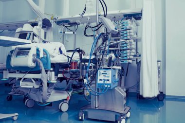 Yoğun bakım ünitesindeki hasta bir miktar yaşam destek ekipmanına bağlı..