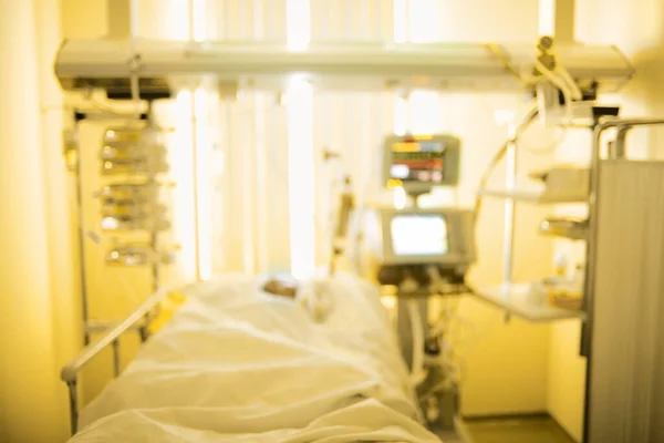 Oskärpa Bakgrunden Till Sjukhusavdelningen Med Patienten Kopplad Till Livsuppehållande Utrustning — Stockfoto