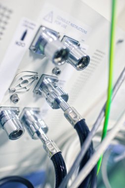 Sıkıştırılmış gaz teçhizatı kablolar ve hortumlarla.