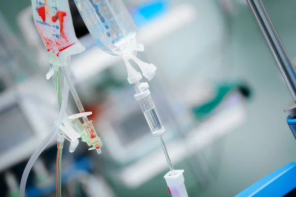 救急医療の概念として病院の部屋で静脈内の血液や生理食塩水の点滴 — ストック写真