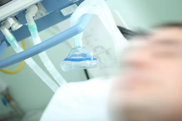 Mascarilla Respiratoria Cerca Del Paciente Masculino Sala Emergencias — Foto de Stock