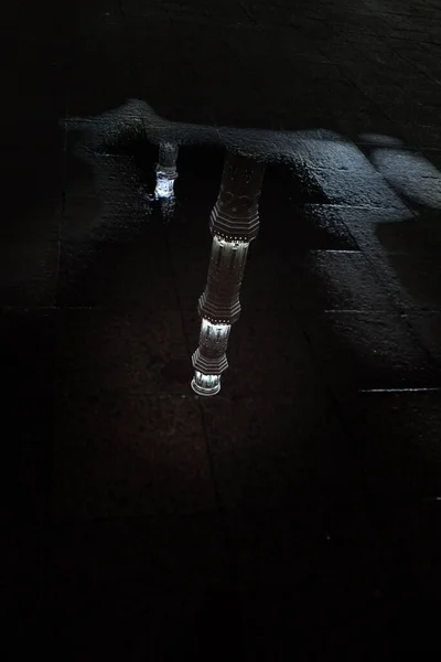 Verlichte Bilding Reflecteert Plas Regen — Stockfoto