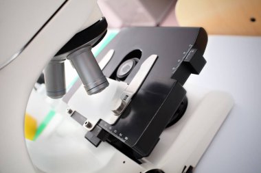 Bilim laboratuarındaki masada Miscoscope var..