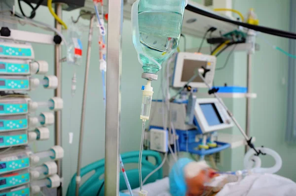 Paciente Bajo Goteo Intravenoso Una Unidad Cuidados Intensivos Conectado Dispositivos —  Fotos de Stock