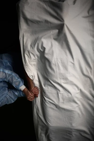 Female Health Worker Holds Dead Patient Hand Concept Death Hospital — Stock Photo, Image