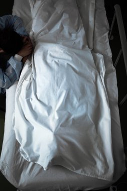 Hastanedeki ölü hasta için yas tutan bir kadın ziyaretçi..