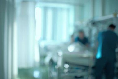 Yoğun bakımda hastayla çalışan tıp doktorları. Odaklanmamış bir geçmişi var..