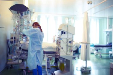 Kızıl saçlı kadın doktor yoğun bakımda hastasıyla çalışıyor. Odaklanmamış bir geçmişi var..