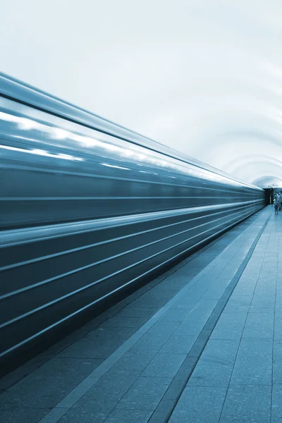 Movimento de alta velocidade do comboio no metro — Fotografia de Stock