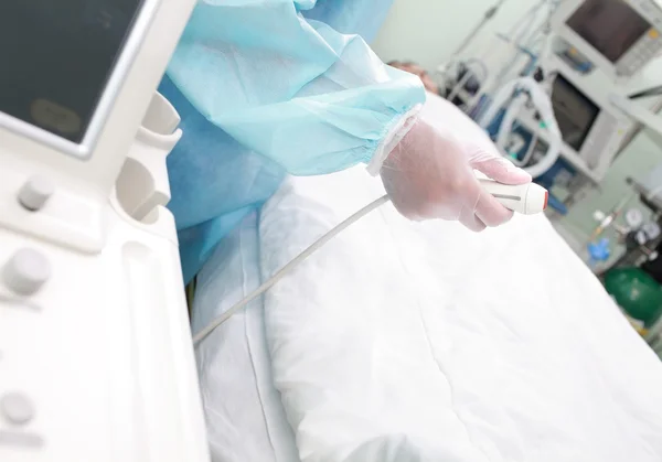 Ultraschalluntersuchung auf einer Krankenhausstation — Stockfoto
