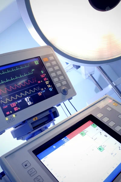 Система контроля состояния пациента и хирургической лампы — стоковое фото