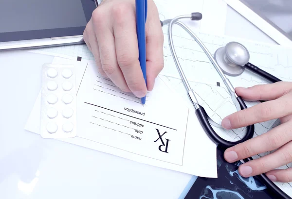 El doctor escribe una receta en su escritorio. — Foto de Stock