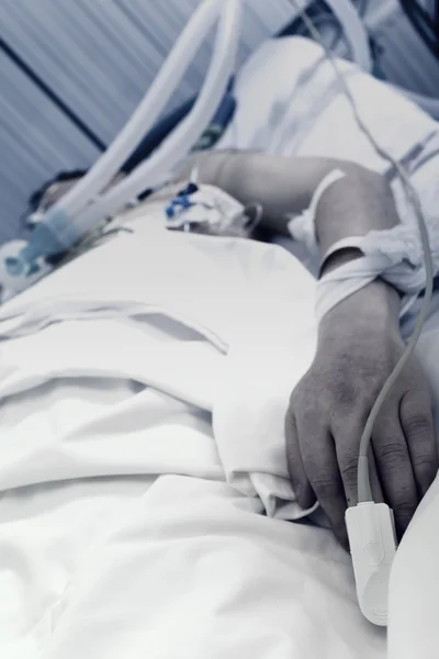 Patienten i ett felaktigt tillstånd ligger i hans säng i ward — Stockfoto