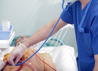 Doktor hastaya bakar. bir stethosc ile düzenlenen oskültasyon