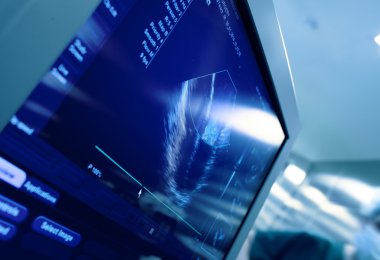 Ultrason makinenin ekranında kalp