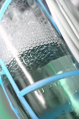 Bir cam şişe köpüklü tıpta 