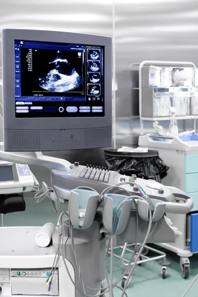Echo (ultrasound) machine with the image of heart — Stock Photo, Image
