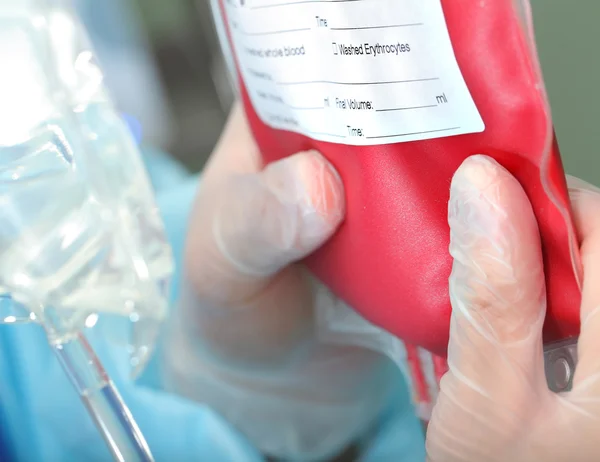 Transfusión de sangre. Médico preparando una dosis — Foto de Stock