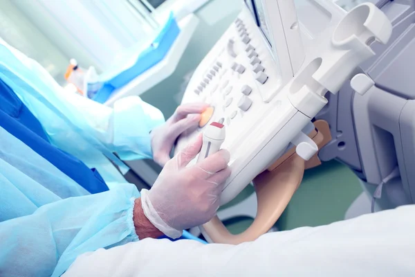 Doctor in de buurt van echografie machine — Stockfoto