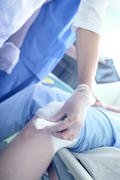 Emergency room with doctors and injured patients — Stock Photo, Image