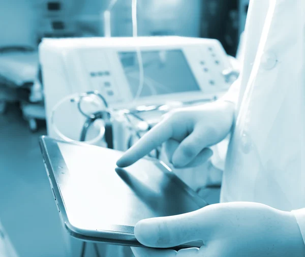 Arzt berührt digitalen Tablet-Bildschirm in Tech-Krankenhaus — Stockfoto