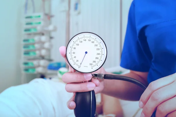 Médico tocando na tela de tablet digital em tech hospita — Fotografia de Stock