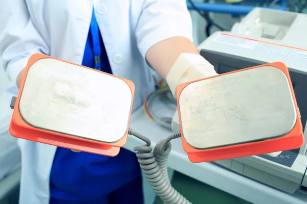 Defibrilátor desky v rukou lékaře je připraven k uložení — Stock fotografie