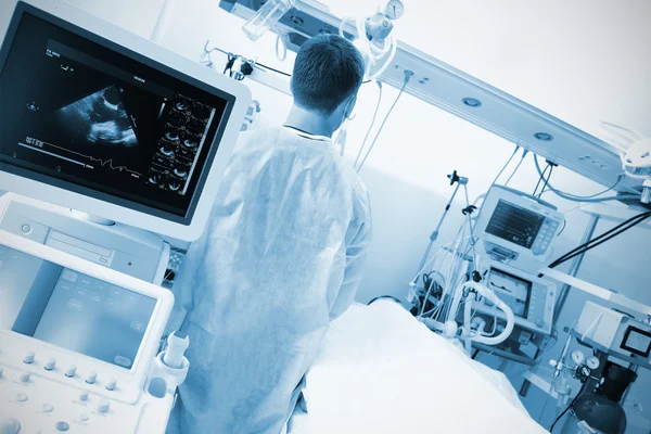 Doctor in the hospital ward surrounded by modern medical equipme — Stock Photo, Image