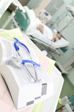 Steteskop ve açık bir kitap 