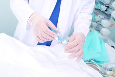 Doktor hasta yatağı çalışma