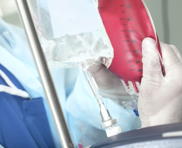 Doctor checks the blood before infusion — Stock Photo, Image