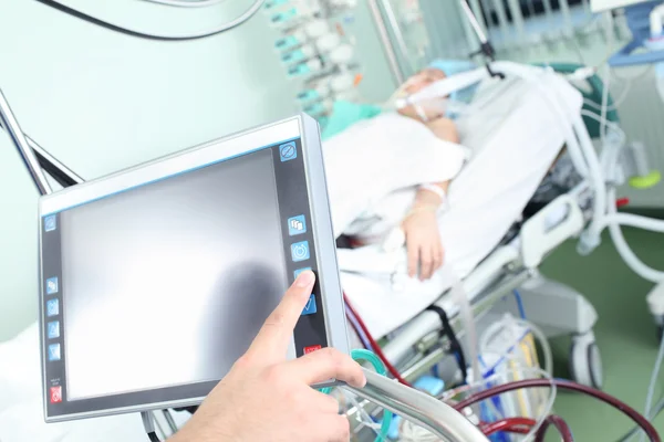 Controle do dispositivo médico moderno na enfermaria hospitalar — Fotografia de Stock