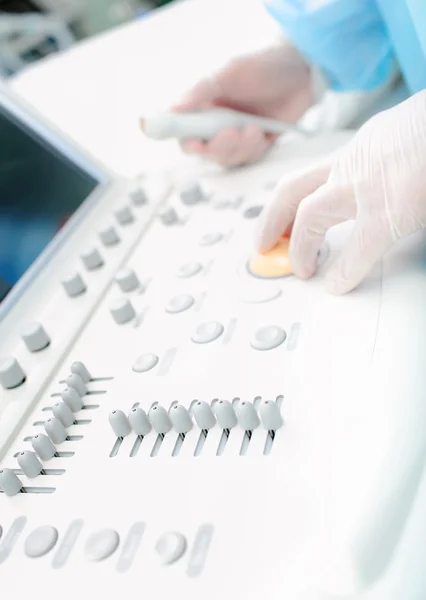 Médica que trabalha com equipamento médico — Fotografia de Stock