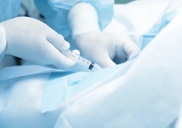 Surgeon performs medical procedures in the operating room — Stock Photo, Image